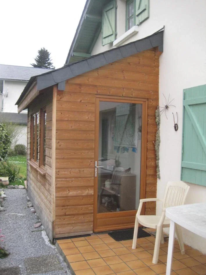 Construction d'un sas d'entrée: ossature bois, bardage bois et couverture ardoise