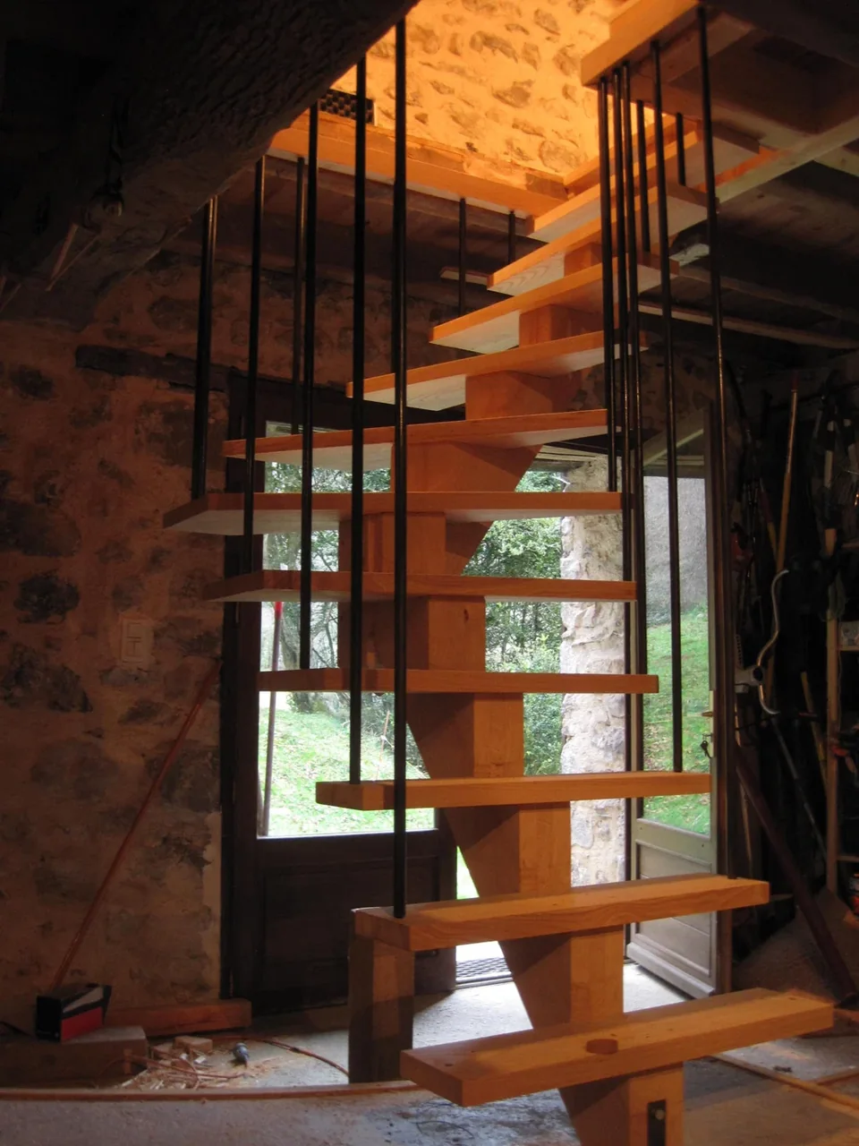 Escalier balancé avec balustres ( fer rond ,finition métal vieilli )