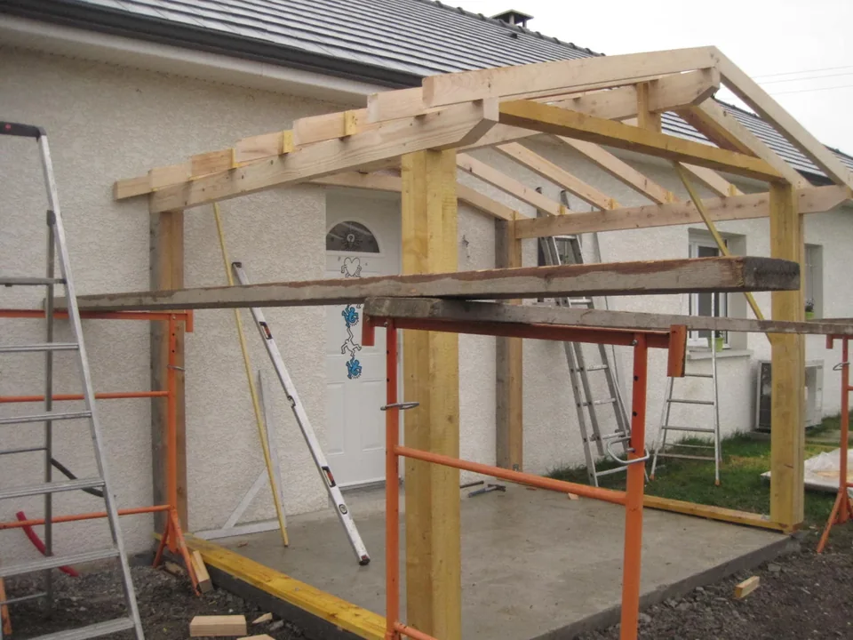 Construction d'un sas d'entrée : détail de l'ossature bois