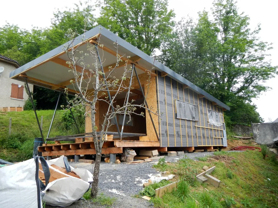 Construction d'un atelier ossature bois couverture bac acier