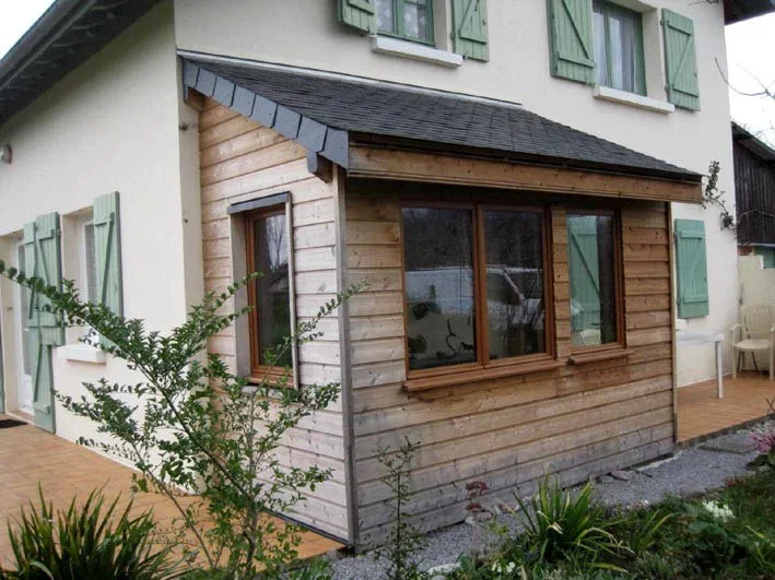 Construction d'un sas d'entrée ossature bois, bardage bois et couverture ardoise