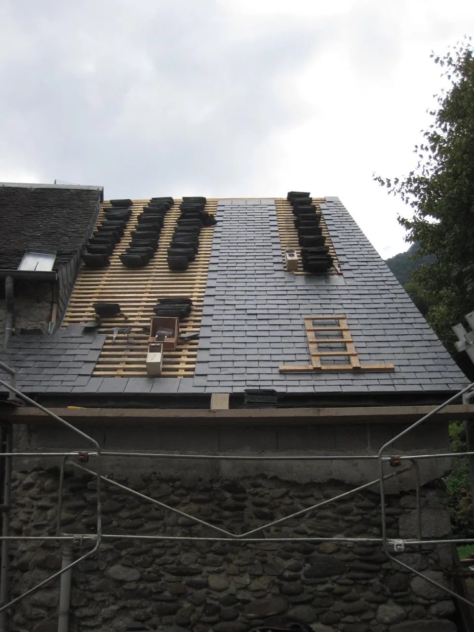 Pose de couverture ardoise sur l'extension d'une habitation
