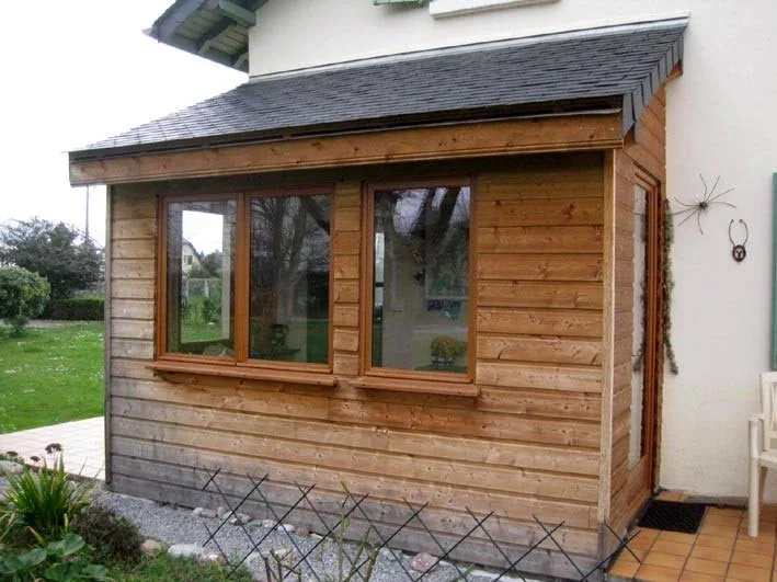 Construction d'un sas d'entrée: ossature bois, bardage bois et couverture ardoise