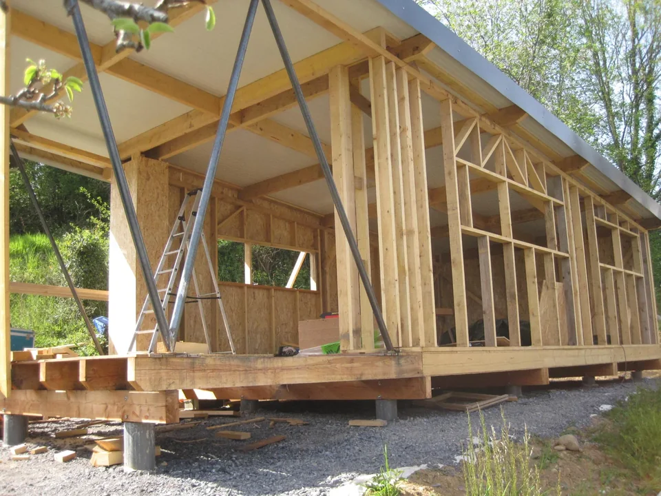 Construction d'un atelier : plancher et murs ossature bois