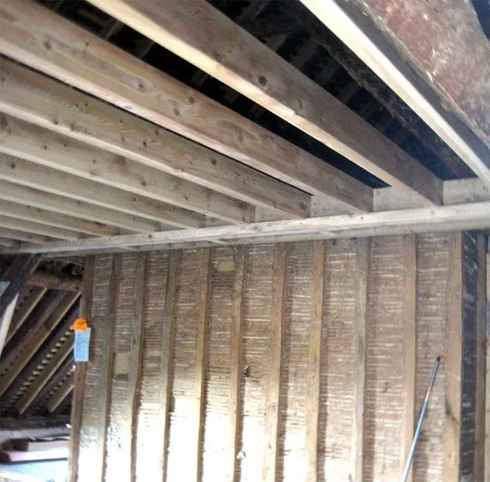 Réalisation d'un solivage pour la réalisation d'un plancher intermédiaire dans les combles